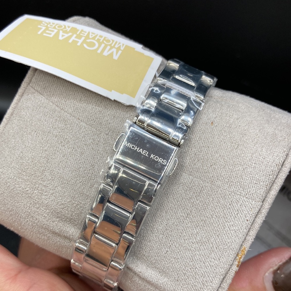 SHIPS TODAY 🎁💕 Holiday SALE⚡️Michael Kors Mother of Pearl Silver Watch - Picture 4 of 6